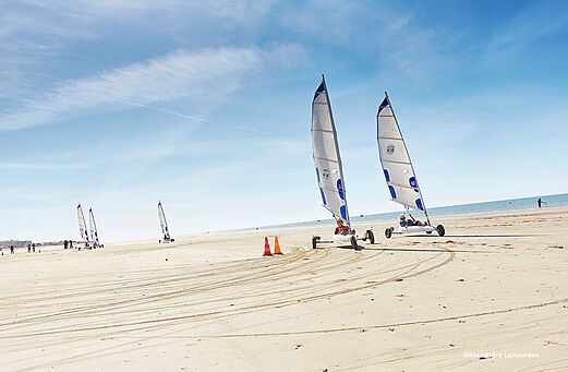 Land yachting on the beach at camping CLICOCHIC Chouans in SAINT HILAIRE DE RIEZ.