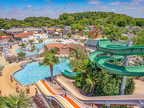 Swimming pools and water slides at camping CLICOCHIC Chouans in SAINT HILAIRE DE RIEZ (85).