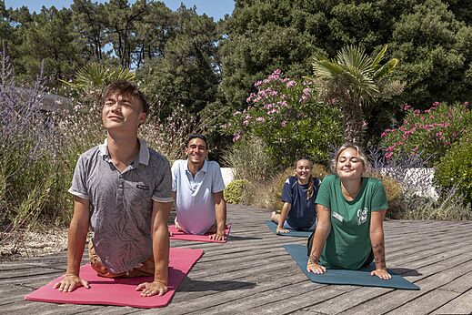 Outdoor yoga class for adults at CLICOCHIC Chouans campsite in SAINT HILAIRE DE RIEZ (85).