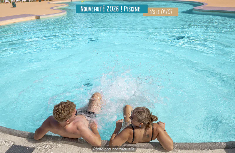 New swimming pool, couple in water at VAGUES OCEANES Les Cigales campsite in Moliets-Plage (40).