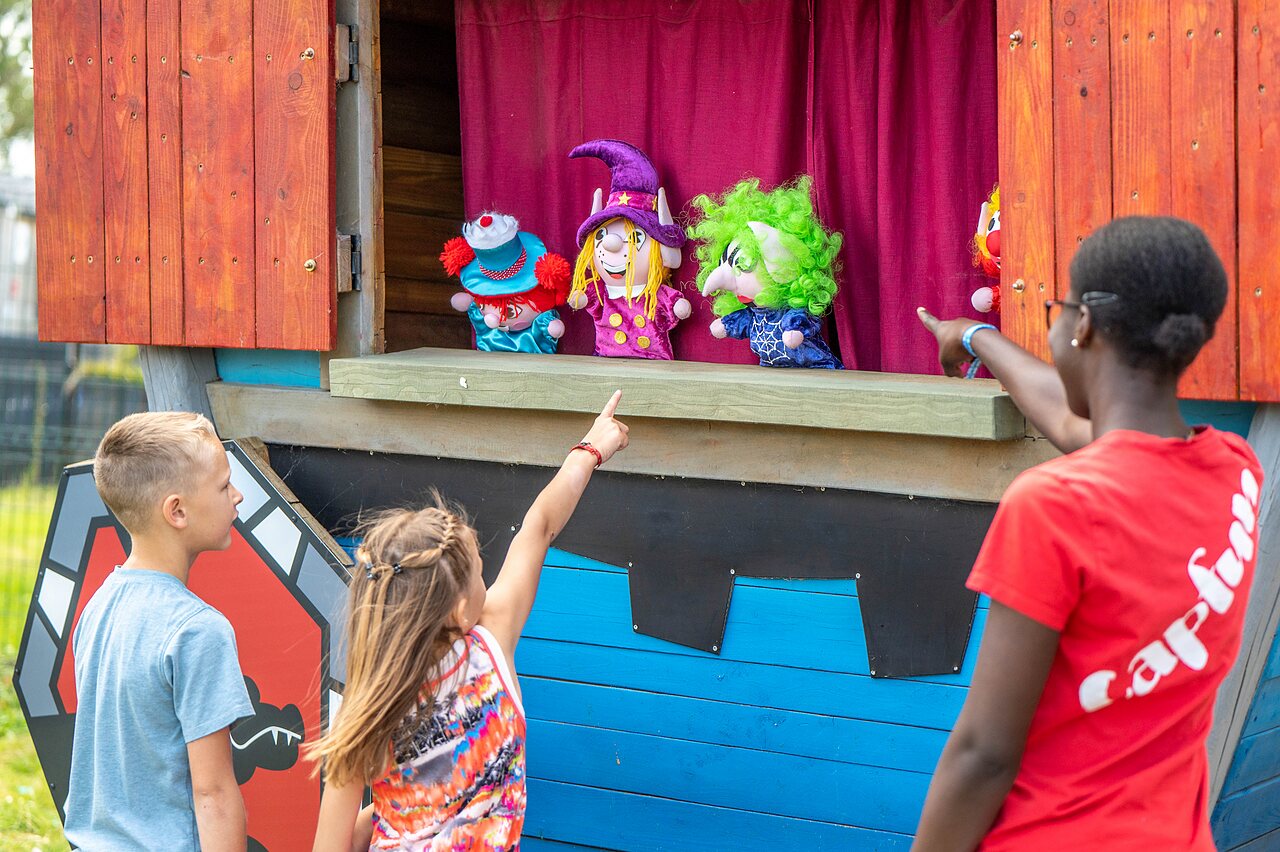 Puppet show for children at CAPFUN Citadelle de Loustic campsite in Hermanville sur Mer.