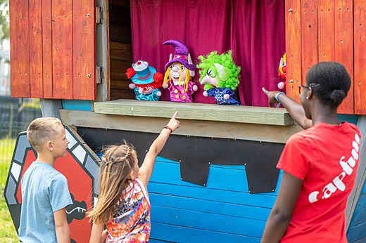 Puppet show for children at CAPFUN Citadelle de Loustic campsite in Hermanville sur Mer.