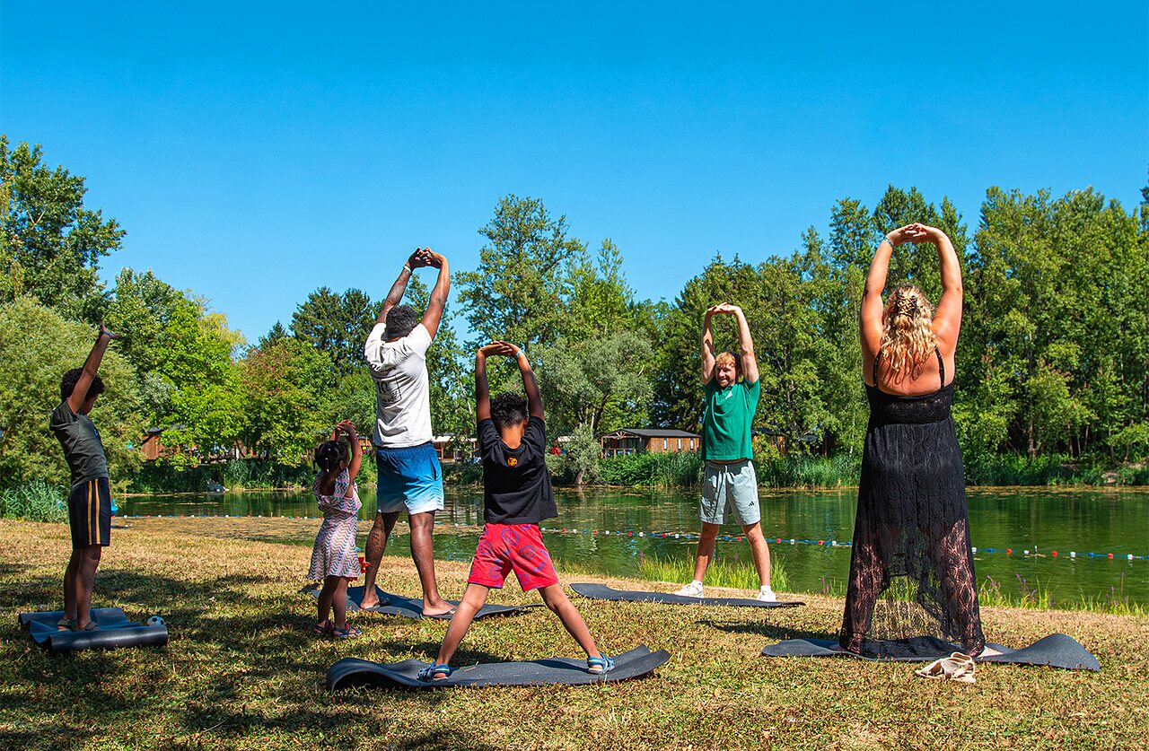 Group fitness animation by the lake at campsite CLICOCHIC Au Clair Ruisseau in Gerstheim (67).
