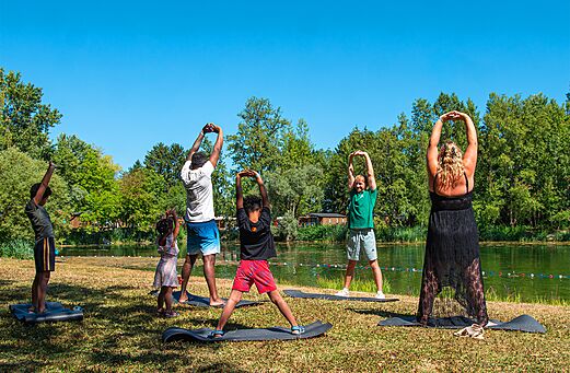 Group fitness animation by the lake at campsite CLICOCHIC Au Clair Ruisseau in Gerstheim (67).