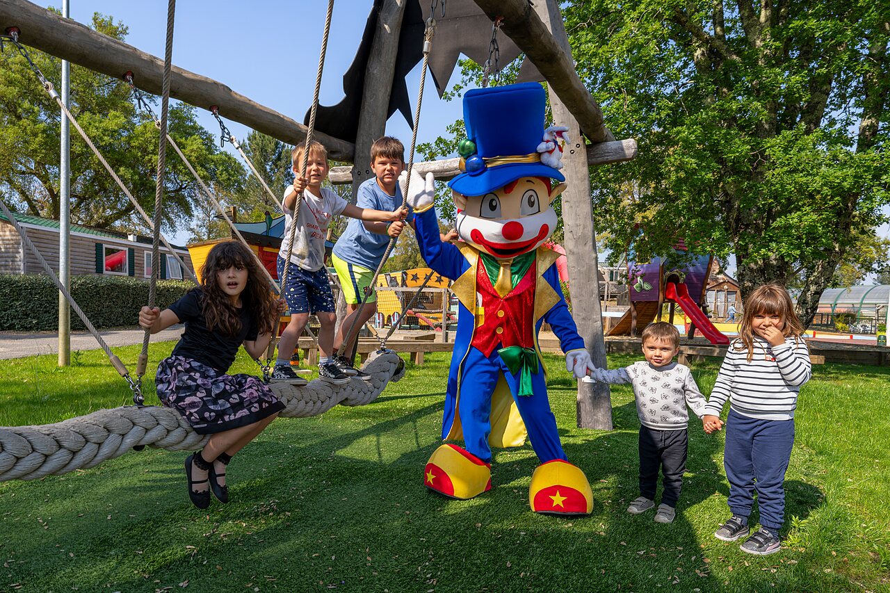 Children playing with mascot and games at CAPFUN Clown Oc�an campsite in TOSSE (40).