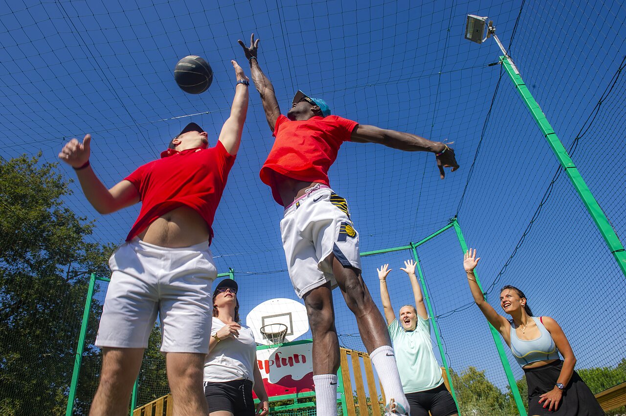 Young people playing basketball on multisport court at CAPFUN Clown Oc�an campsite in TOSSE (40).