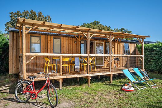 Wooden Mobil-home, covered terrace at CAPFUN Clown Océan campsite TOSSE (40).