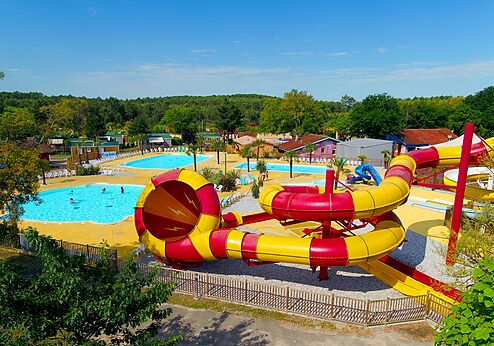 Giant water slides and outdoor swimming pools at CAPFUN Clown Océan campsite in TOSSE (40).