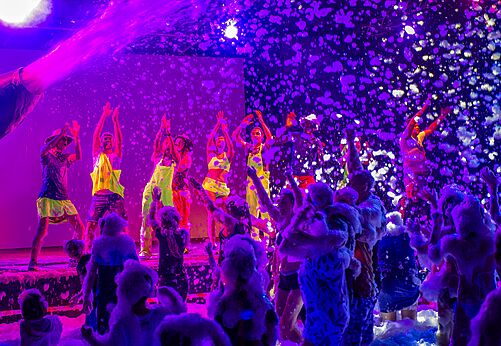 Animated foam party with participants at CAPFUN Clown Océan campsite in TOSSE (40).