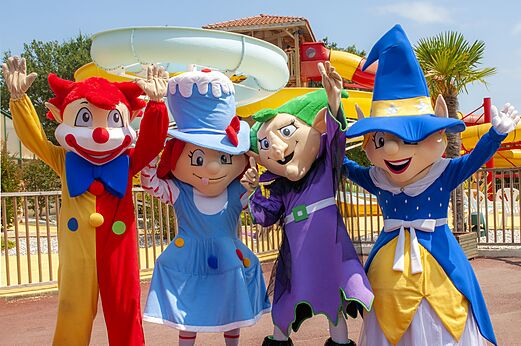 Camping mascots greeting holidaymakers at CAPFUN Clown Océan campsite in TOSSE (40).