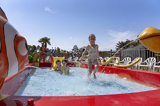 Kids enjoying water play area with jets, CAPFUN Clown Océan campsite TOSSE (40).