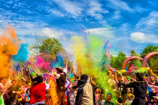 Festive animation, colored powder at CAPFUN Clown Océan campsite in TOSSE (40).