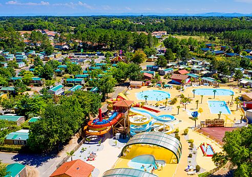 Water slides, outdoor pools at CAPFUN Clown Océan campsite in TOSSE (40).