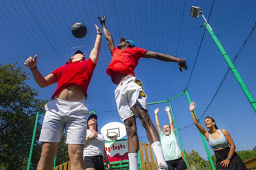 Basketball game on multisport court at CAPFUN Clown Océan campsite in TOSSE (40).