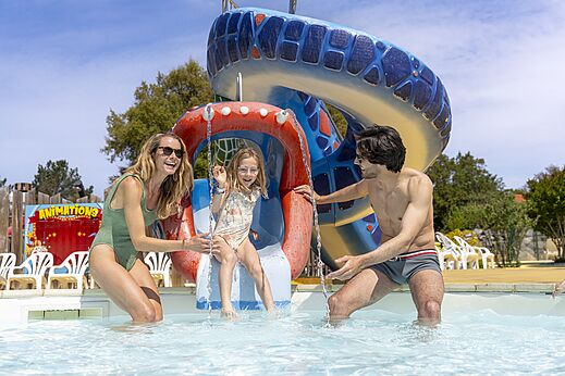Water slide and family pool at CAPFUN Clown Océan campsite in TOSSE (40).