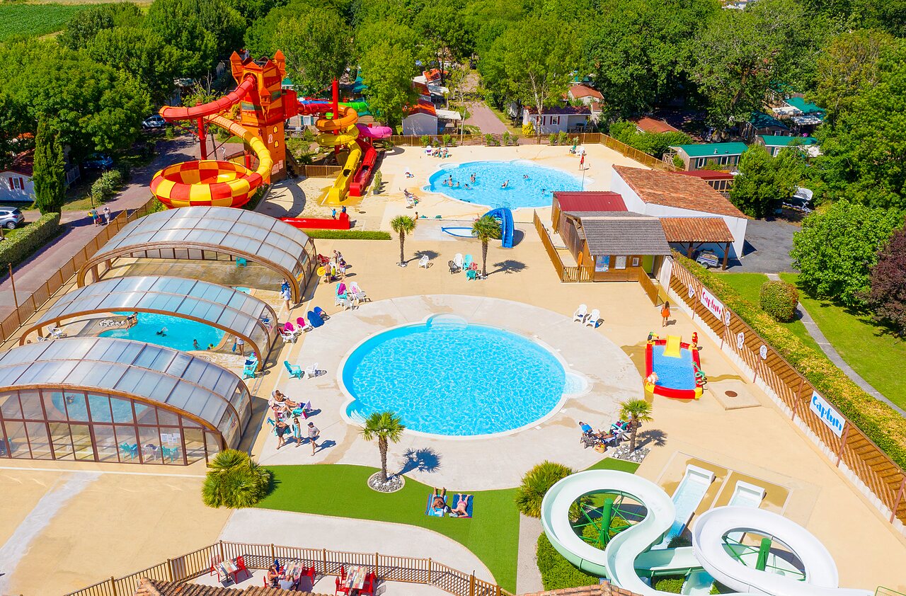 Large water park, slides, indoor and outdoor pools at CAPFUN Coquelicots campsite in Royan (17).