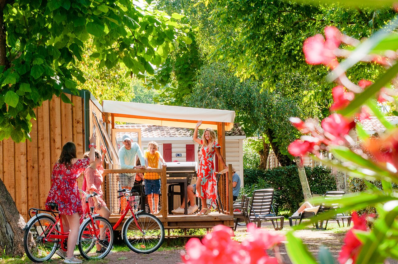 Mobile home with family and bikes on the terrace at CAPFUN Coquelicots Royan (17).