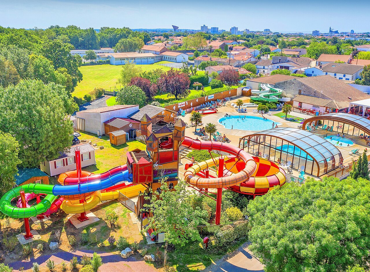Giant water slides, outdoor and indoor pools at CAPFUN Coquelicots campsite in Royan (17).