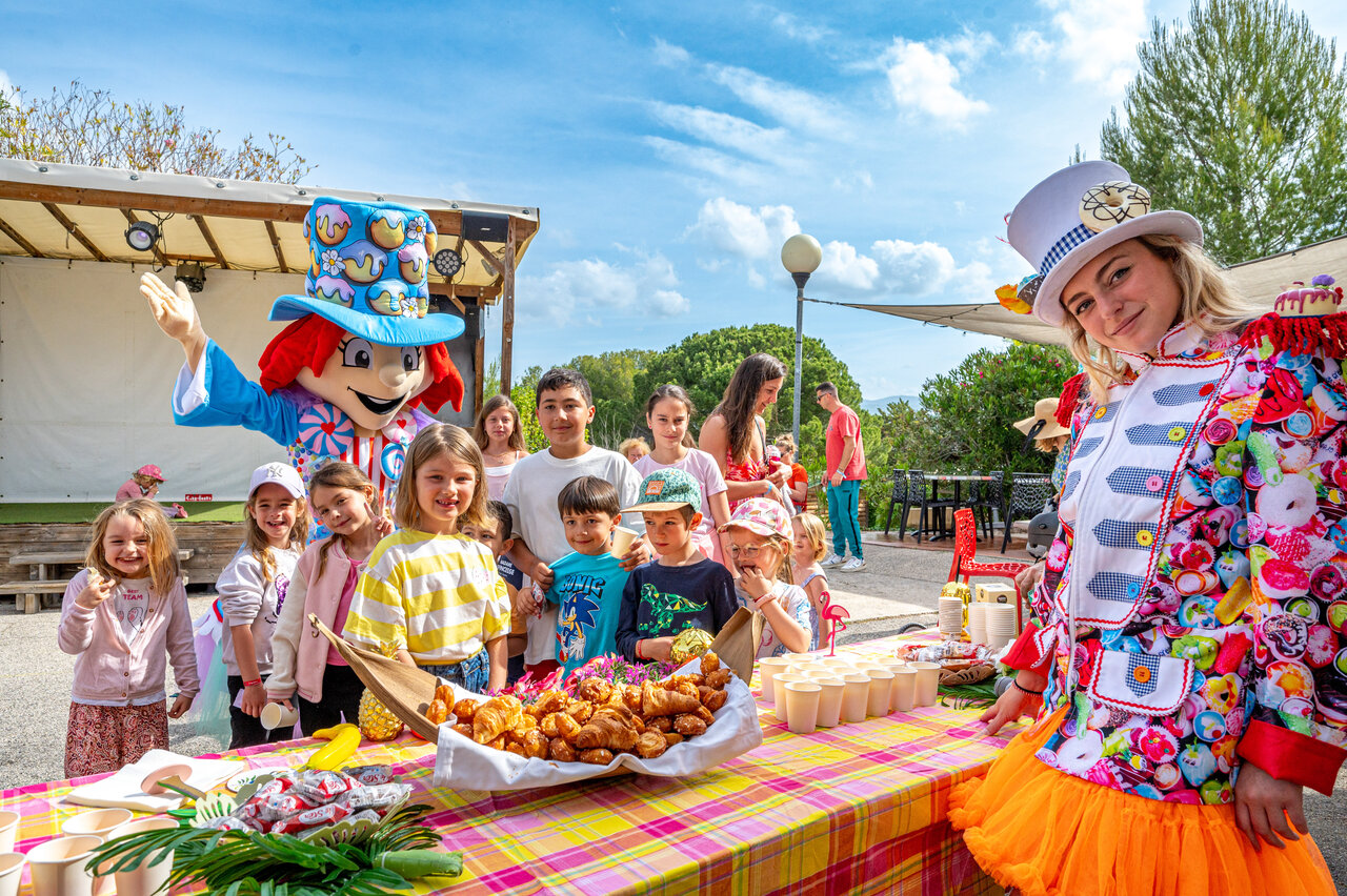 Mascot, entertainer, children, snack at the campsite in Cassy-Lanton (33).