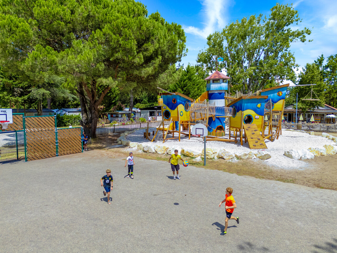 Themed playground and multi-sport court for children at VAGUES OCEANES Coq Hardi campsite in Cassy-Lanton (33).