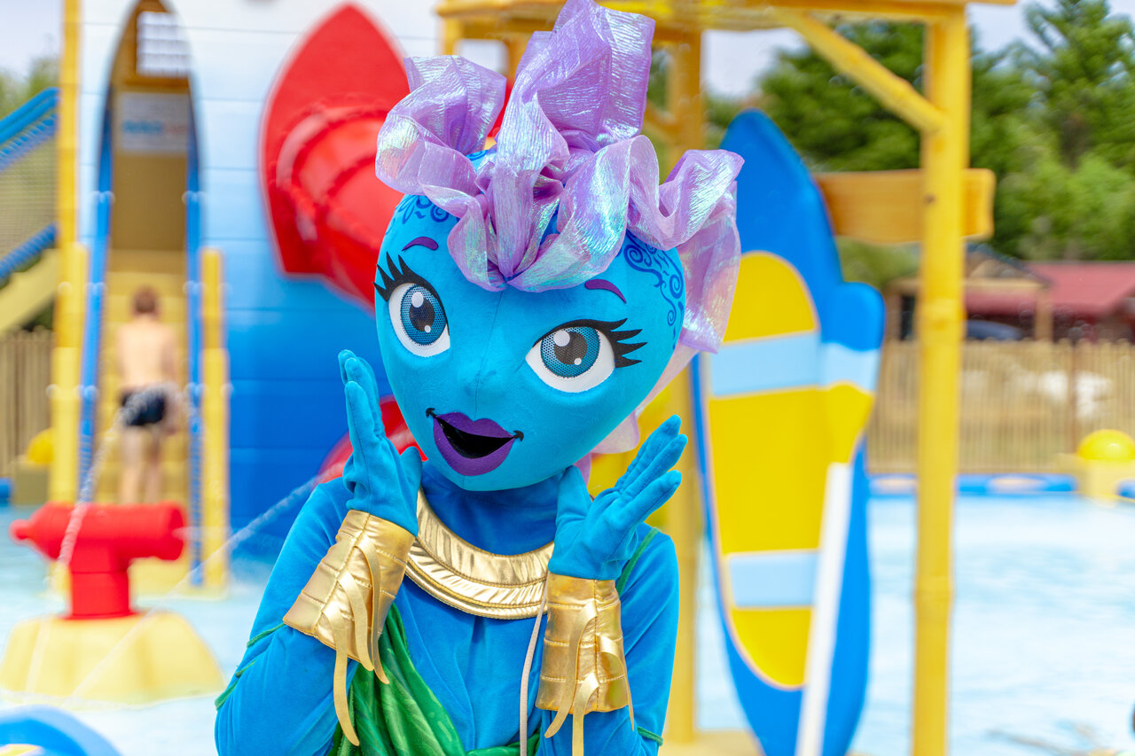 Blue mascot and water park at VAGUES OCEANES Coq Hardi campsite in Cassy-Lanton (33).