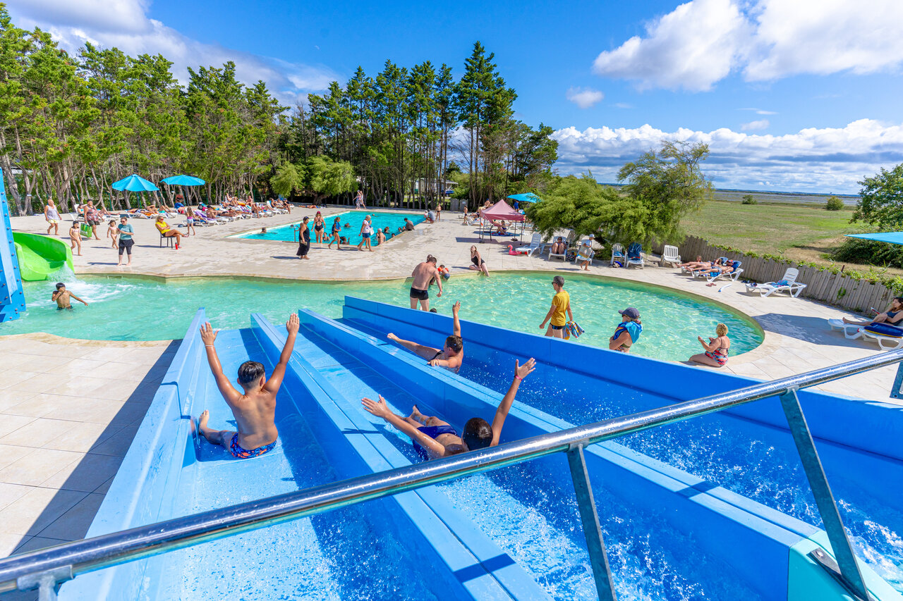 Slides, outdoor pools at VAGUES OCEANES Coq Hardi campsite in Cassy-Lanton.