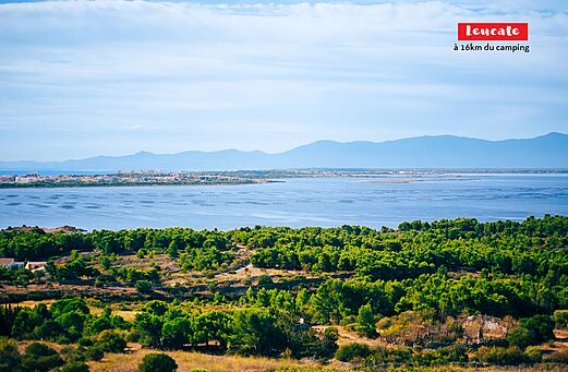 Leucate town and its lagoon, a tourist destination near the campsite.