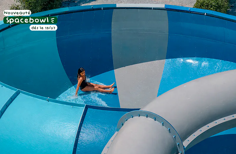 Child enjoying the new Spacebowl waterslide at camping CLICOCHIC Couriou in Recoubeau-Jansac.