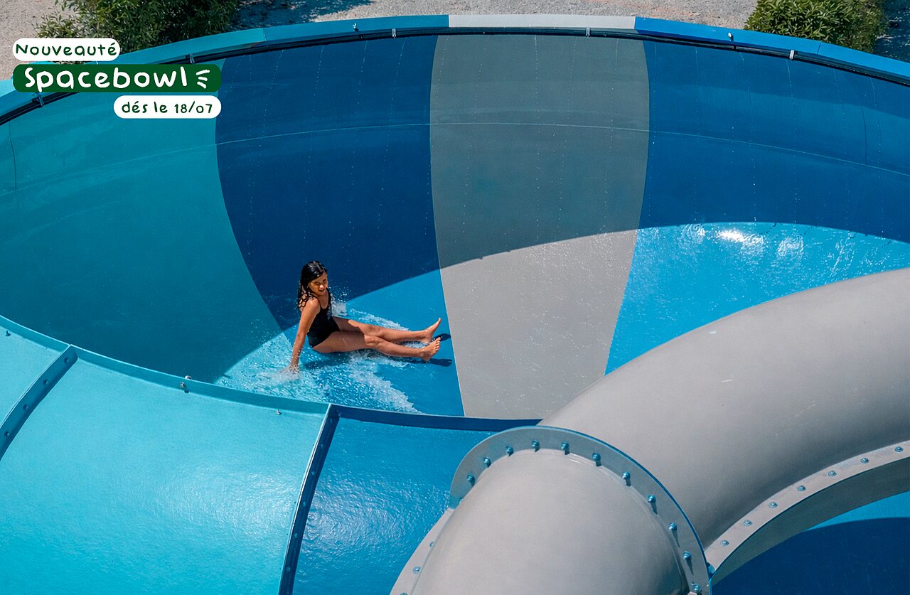 Child enjoying the new Spacebowl waterslide at camping CLICOCHIC Couriou in Recoubeau-Jansac.