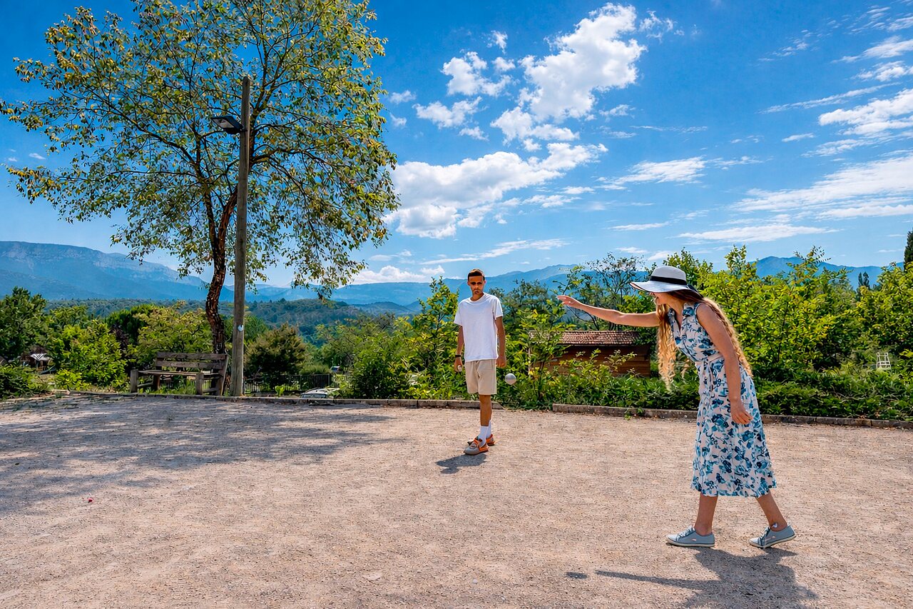 P�tanque game on the court at camping CLICOCHIC Couriou in Recoubeau-Jansac.