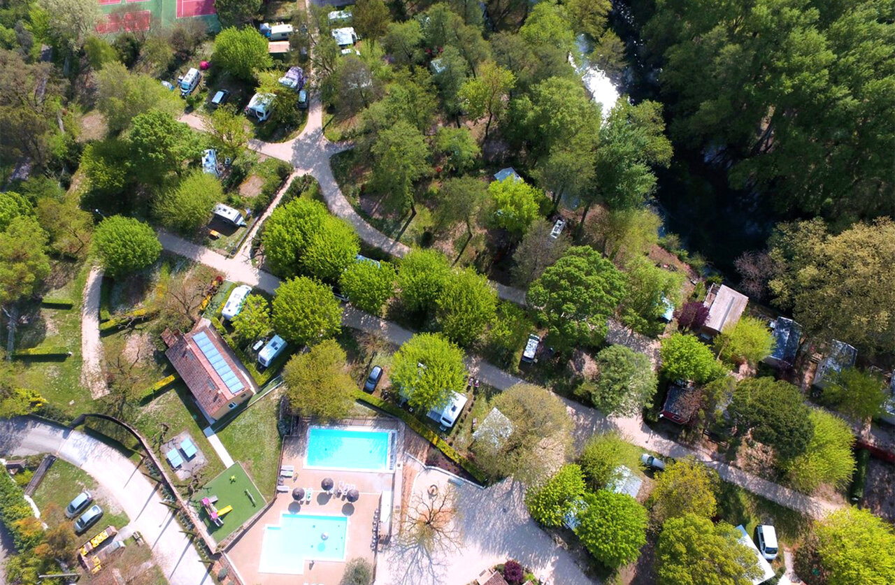 Pools, pitches, tennis at CLICOCHIC Couteli�re campsite in Lagnes (84).