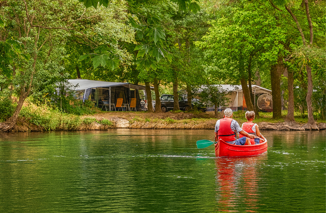 Canoeing on river, camping pitches at camping CLICOCHIC Couteli�re in Lagnes (84).