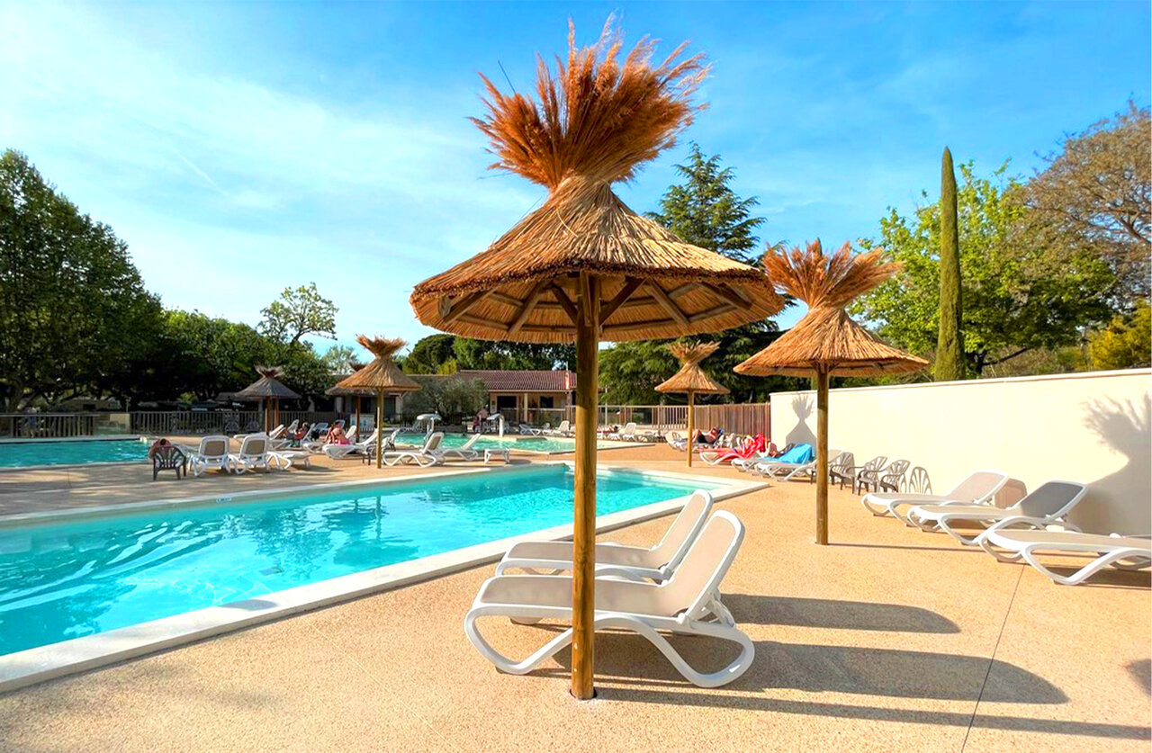 Outdoor pool, sun loungers and parasols at CLICOCHIC Couteli�re campsite in Lagnes (84).