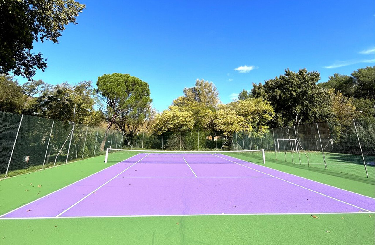 Purple and green tennis court at CLICOCHIC Couteli�re campsite in Lagnes (84).