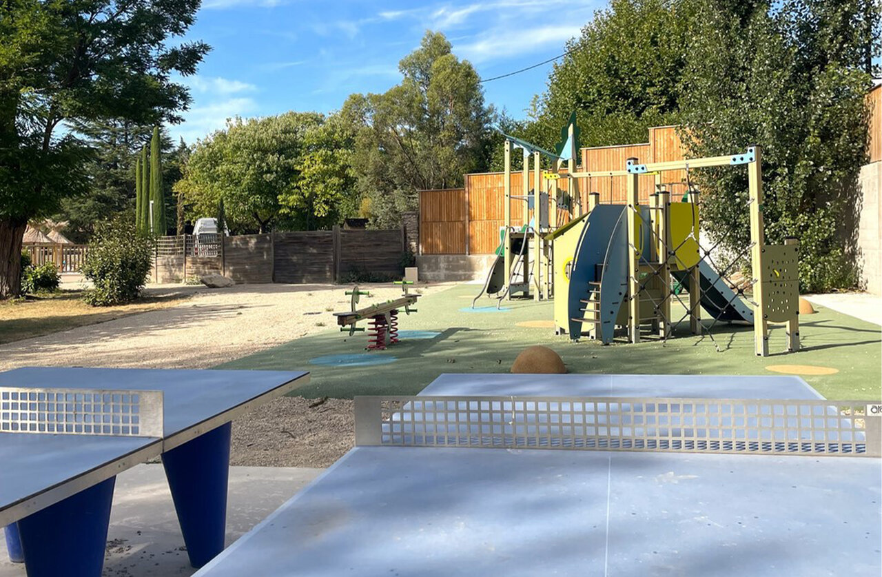 Playground, table tennis at CLICOCHIC Couteli�re campsite in Lagnes (84).