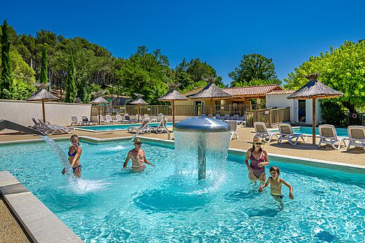 Family swimming pool with water features at CLICOCHIC Coutelière campsite Lagnes (84).