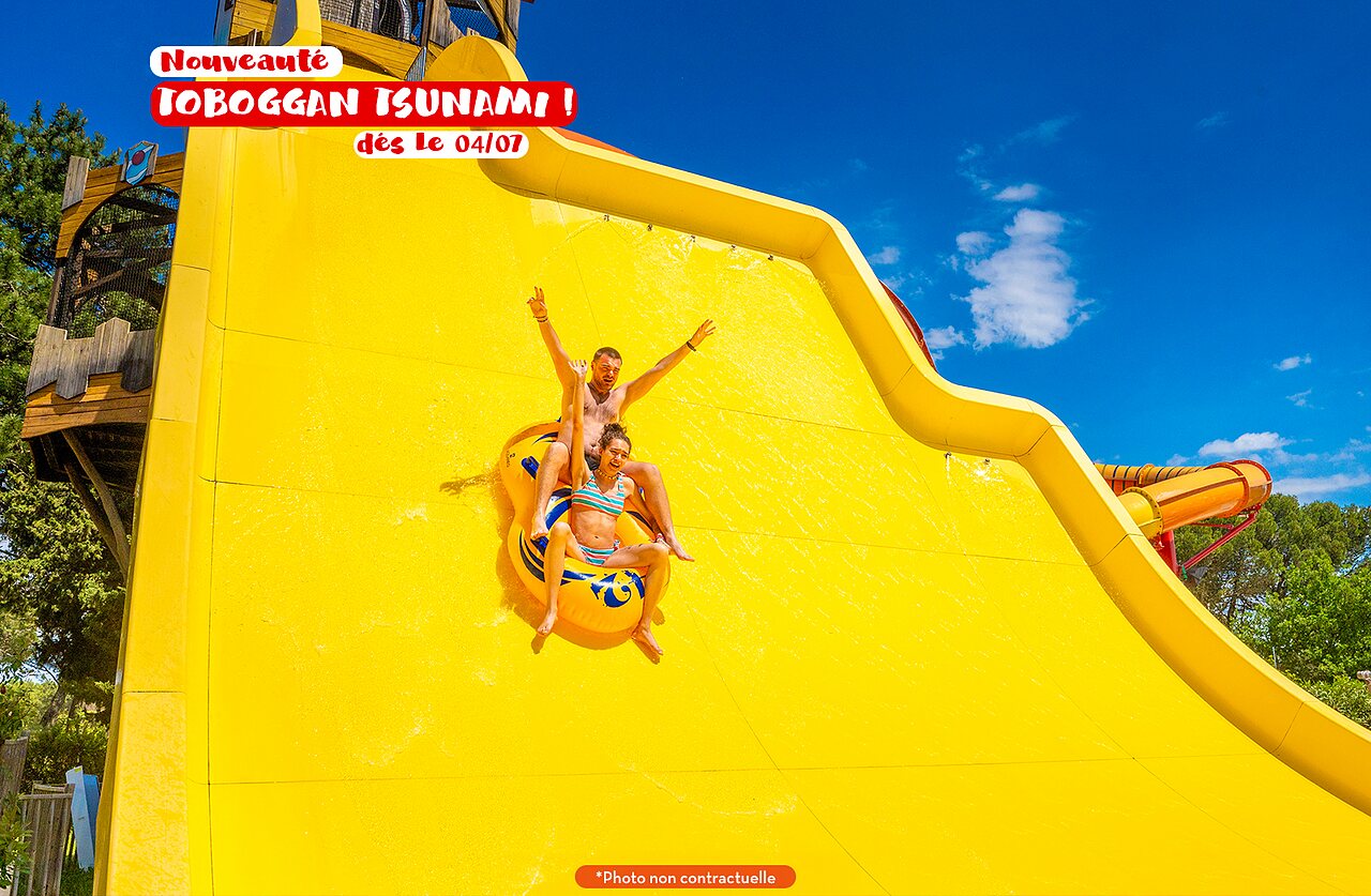 Giant Tsunami waterslide, inflatable ring, CAPFUN Curty's campsite Jard sur Mer (85).