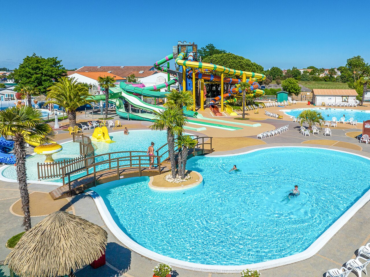 Water park with pools, giant slides at CAPFUN Curty's campsite in Jard sur Mer (85).