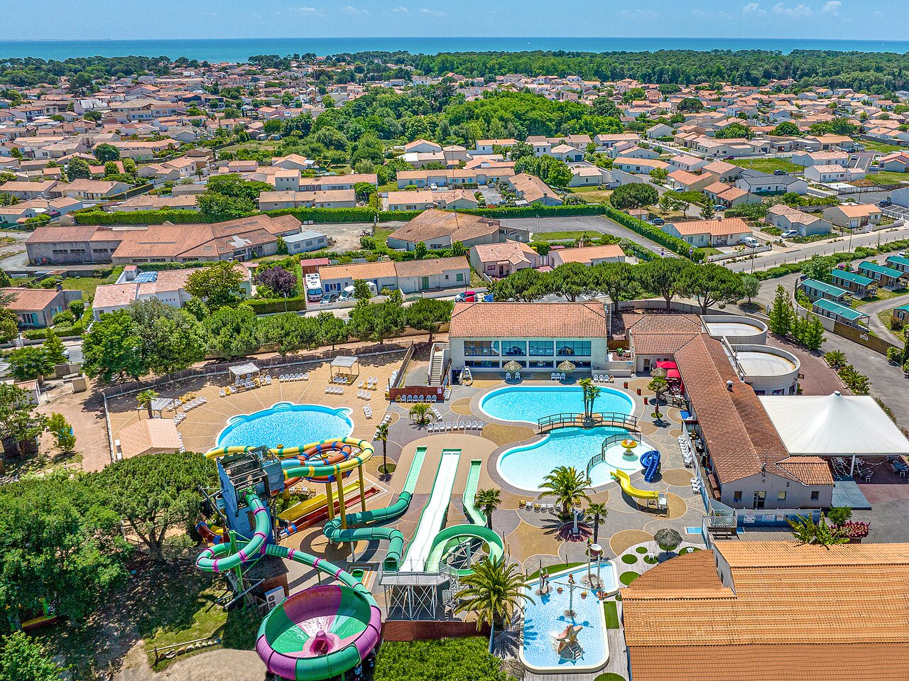 Swimming pools, slides, water park. At CAPFUN Curty's campsite in Jard sur Mer (85).
