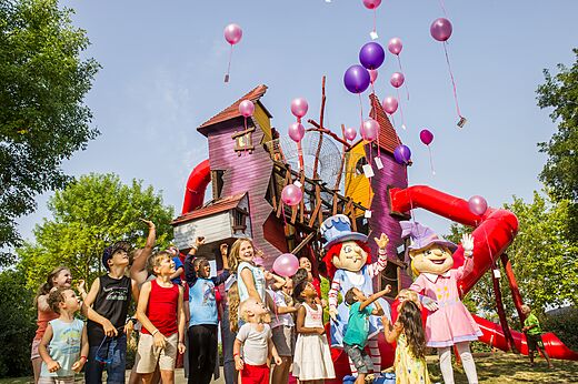 Play area with children and mascots at CAPFUN Curty's campsite in Jard sur Mer (85).