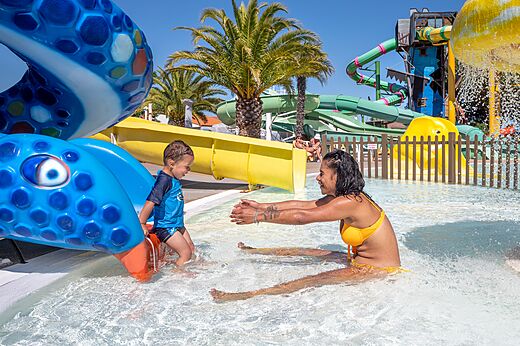 Swimming pool, water games and slides at CAPFUN Curty's campsite in Jard sur Mer (85).