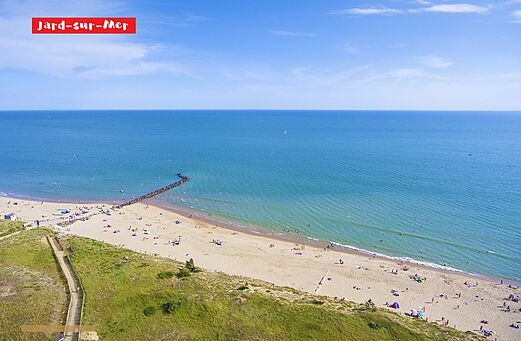 Wide fine sandy beach and ocean in Jard-sur-Mer, Vend�e.