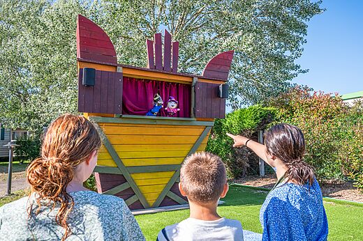 Puppet show for children at CAPFUN Curty's campsite in Jard sur Mer (85).
