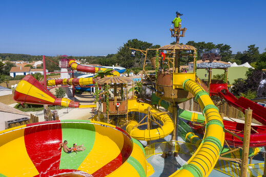 Water slides and water park at CAPFUN Dauphins Bleus campsite in GIVRAND (85).
