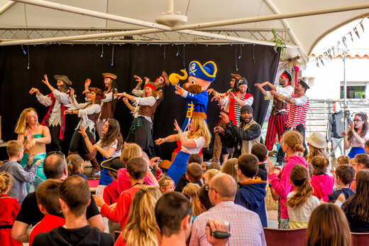 Animation show with pirate characters and mascot for children at CAPFUN Dauphins Bleus campsite in GIVRAND (85).