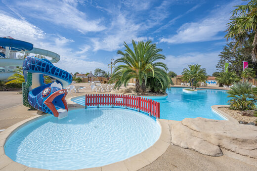 Outdoor pool, water slide, paddling pool at CAPFUN Dauphins Bleus campsite in GIVRAND (85).
