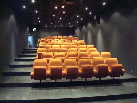 Show room, orange seats, at CAPFUN Dauphins Bleus campsite in GIVRAND (85).