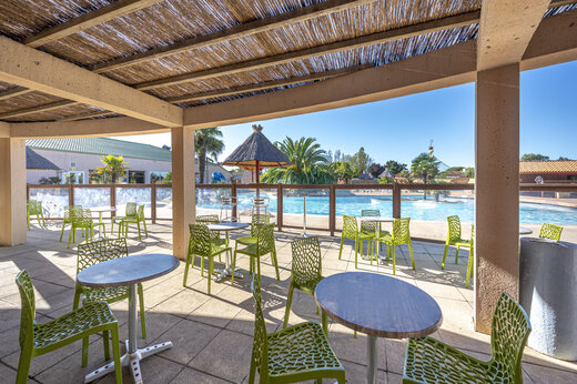 Bar terrace, swimming pool at CAPFUN Dauphins Bleus campsite in GIVRAND.