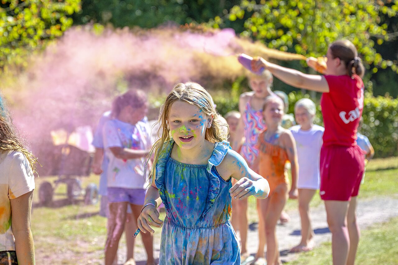 Happy children enjoying a vibrant color festival at CAPFUN De Belten in Rheeze.