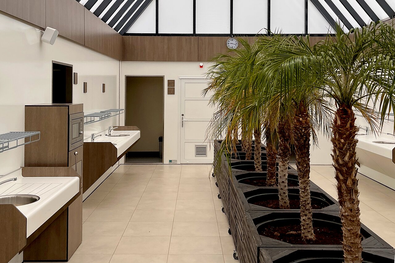 Modern dishwashing area with sinks and microwave at CAPFUN De Belten in Rheeze.